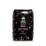 LIGHT·REBEL, ¡El paraíso orgánico para tus plantas! Elaborada a partir de materias primas de primera calidad, esta tierra para macetas ligeramente fertilizada y reducida en turba, desprende todas las buenas vibraciones para tu cultivo