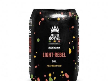 LIGHT·REBEL, ¡El paraíso orgánico para tus plantas! Elaborada a partir de materias primas de primera calidad, esta tierra para macetas ligeramente fertilizada y reducida en turba, desprende todas las buenas vibraciones para tu cultivo