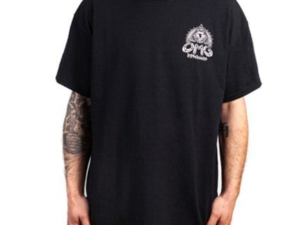 Camiseta Negra 100% Algodón con Logo Variedad OMG pirámide. Cuello sin costura de 2,2 cm. Peso de la camiseta: 185g/m2