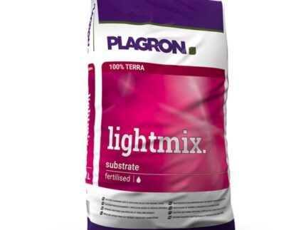 Plagron Lightmix es un sustrato listo para su uso directo en la siembra y transplante de plantas con flores. Comience la fertilización después de la primera semana.