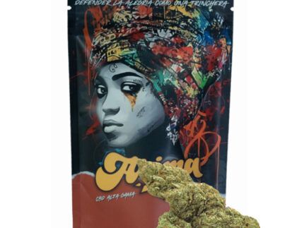Su intenso aroma cítrico, su cultivo interior de alta calidad y su potente efecto relajante la convierten en una de las favoritas del mercado.Con menos del 0,2 % de THC, cumple con la normativa legal de la UE y no genera efectos psicoactivos. Cada lote pasa por un proceso de curado óptimo y se envasa cuidadosamente para preservar su frescura y aroma.