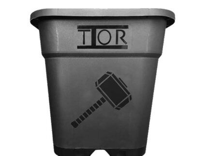 - Maceta de 11 L. - Tamaño de la base: - Elaborada en polipropileno tratado contra UV. - Refuerzo que evita que se deforma aumentando así su durabilidad. - Las elevaciones previenen la proximidad entre raíz y tierra, reducen el contacto con agentes patógenos y mejoran el drenaje y la salud de las raíces.