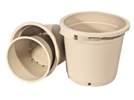 Tiesto redondo de color blanco fabricado en material de gran resistencia. Medida: 35x35 Litros: 27 l