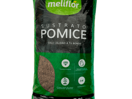 El pomice es una piedra natural de origen volcánico, muy porosa, ligera y con una gran capacidad de retención de agua. Esta piedra, con una granulometría entre 3 y 6 mm, es la que conforma nuestros sacos de sustrato de pomice para bonsái Meliflor