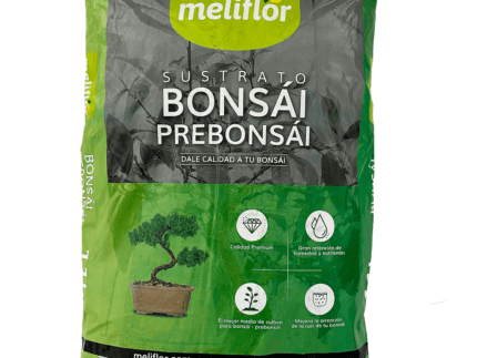 El sustrato para prebonsái de Meliflor es una mezcla ligera, porosa y rica en antioxidantes que está lista para usar. Compuesto por materiales naturales como la turba, astillas de madera, perlita,... de primera calidad, lo hemos diseñado para asegurar las condiciones perfectas durante el primer trasplante.
