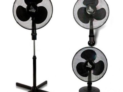 Ventilador que cuenta con los accesorios necesarios para 3 usos diferentes, suelo (de pie), sobremesa y pared. Es de fácil montaje y tiene 3 velocidades.