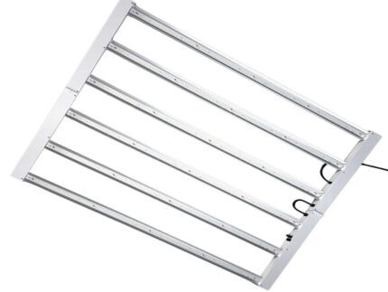 Sistema LED Titan 720 W Pro: alto rendimiento y eficiencia (2,9 µmol/J), espectro completo y diseño plegable. Control 0‑10 V, IP65 y silencioso. 720 W de potencia con PPF 2 008 µmol/s. Spetrum completo para todas las fases. Control integrado y sin ventilador. Construcción robusta IP65, vida útil 60 000 h.