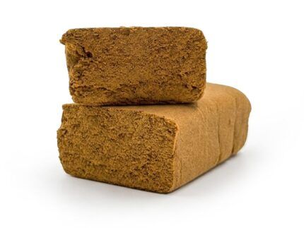 Gold Hash CBD es una resina de estilo clásico, con textura compacta y aroma cálido y especiado, ideal para una experiencia intensa y equilibrada.