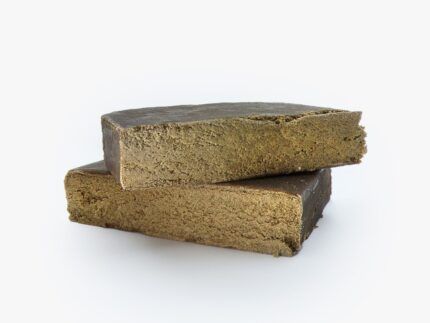CBD en hachís natural, textura equilibrada. La Filtrada es una resina premium de textura densa y pura, con aroma cítrico, especiado y terroso. Perfecta para ambientar espacios con carácter y profundidad aromática.