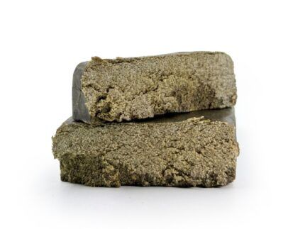 Super Filtré CBD es un hash de textura suave y aromática, con perfil resinoso y terroso pensado para una experiencia intensa y refinada. Formato: 3 gramos o 10 gramos Tipo: Hash / Resina de CBD Hash filtrado con perfil aromático limpio y terroso, de textura suave y manejable Aroma intenso y natural, con notas resinosas y especiadas Sin aditivos ni procesos agresivos. THC inferior al 0,2% (cumple normativa UE) Elaborado bajo controles de calidad para realzar terpenos y pureza