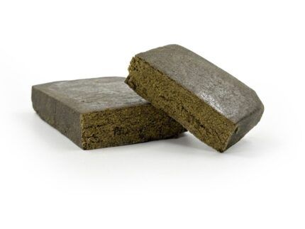 Tropicana Cookie CBD Hash es una resina aromática con notas cítricas y dulces, de textura compacta y vibrante, ideal para una experiencia sensorial fresca y equilibrada. Formato: 3 gramos o 10 gramos Tipo: Hash / Resina de CBD Hash aromático con perfil cítrico y dulce, inspirado en Tropicana Cookies y su bouquet frutal distintivo Aroma intenso y natural con matices de naranja, cítricos y galleta dulce Sin aditivos ni procesos agresivos. THC inferior a 0,2 % (cumple normativa UE) Elaborado bajo controles de calidad para preservar textura y perfil terpénico