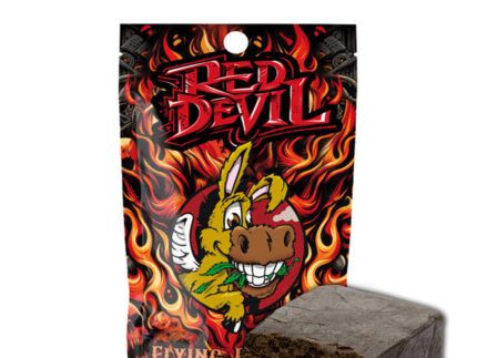 El Red Devil de Flying Burrito es una resina de CBD que destaca por su llamativa tonalidad roja, su textura granulada y su cuidada presentación. Inspirado en el estilo tradicional libanés, este producto combina una estética distintiva con un perfil aromático de notas terrosas y especiadas, ideal para quienes aprecian los productos de cáñamo con personalidad propia.