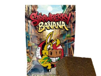El CBD Hash Strawberry Banana de Flying Burrito destaca por su textura compacta y resinosa, con un perfil aromático dulce y afrutado que combina notas de fresa y plátano con sutiles matices herbales.