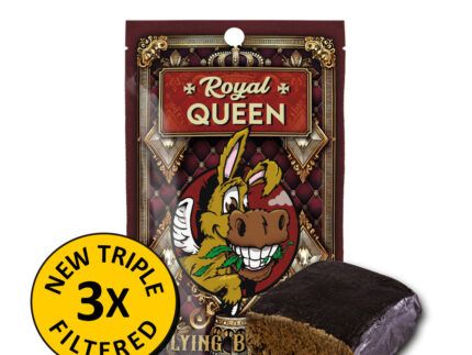 El CBD Hash X3 Filtered Royal Queen de Flying Burrito destaca por su presentación resinosa y su cuidada elaboración. Su textura compacta y maleable se combina con un perfil aromático intenso, con matices terrosos, herbales y especiados que aportan carácter y personalidad.
