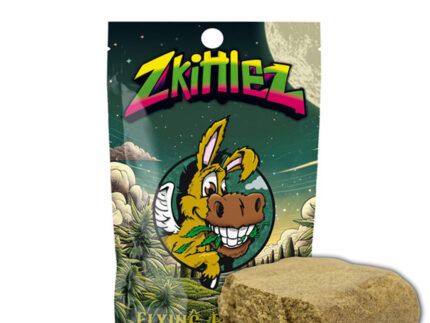 El CBD Hash Zkittlez de Flying Burrito destaca por su perfil aromático dulce y afrutado, con notas tropicales y matices cítricos que aportan un carácter fresco y llamativo. Su textura compacta y resinosa ofrece una presentación cuidada, ideal para quienes buscan una resina de CBD con aromas intensos y un toque frutal.
