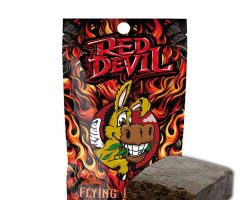 El Red Devil de Flying Burrito es una resina de CBD que destaca por su llamativa tonalidad roja, su textura granulada y su cuidada presentación. Inspirado en el estilo tradicional libanés, este producto combina una estética distintiva con un perfil aromático de notas terrosas y especiadas, ideal para quienes aprecian los productos de cáñamo con personalidad propia.