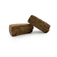 Triple 0 CBD es un extracto compacto y aromático, con textura maleable y perfil intenso, ideal para una experiencia equilibrada y de carácter premium.
